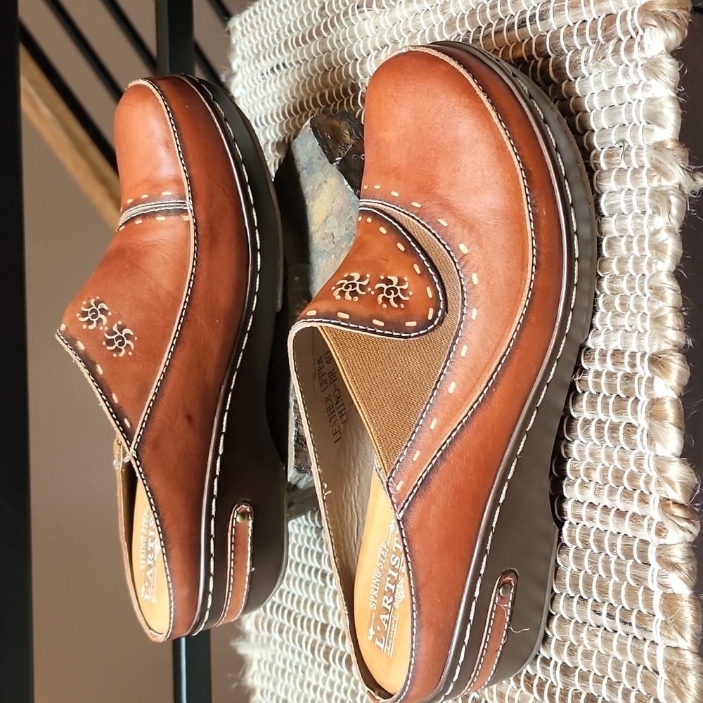 NWOT L'Artiste Leather Chino Spring Step Clogs Sz 40